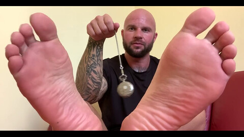 Ich lege meine Fußsohlen direkt auf den Tisch nahe deinem Gesicht HD Gay movie