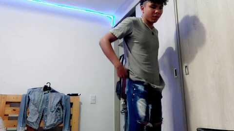 Der heiße Typ Ares0707 bereitet sich auf eine wilde Solo-Session mit seinen Lieblingsspielzeugen vor. HD Gay movie